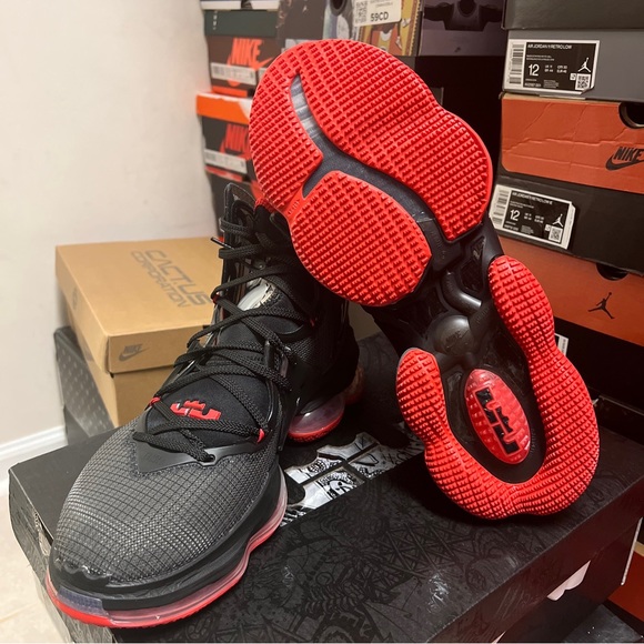LEBRON XIX - Picture 7 of 9